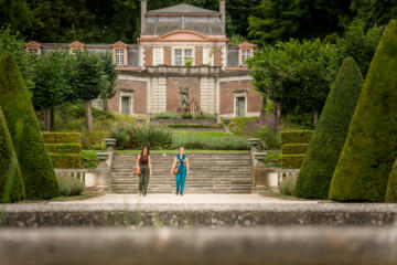 Twee wandelaars in het Park 3 Fonteinen in Vilvoorde, met kasteel op de achtergrond.