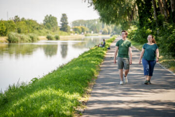 Twee wandelaars langs het jaagpad aan de Vaart in Tildonk