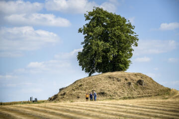 Wandelaars aan de tumulus in Walsbets.