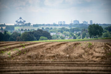 Zicht op Brussel en het Atomium vanuit de akkers in Meise.