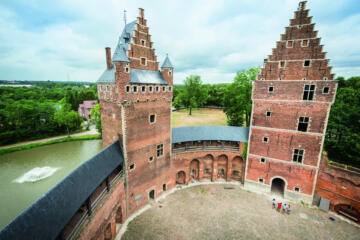 Zicht op de binnenkoer van het kasteel van Beersel.