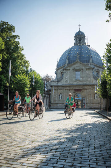 Basiliek van Scherpenheuvel met groepje fietsers op de voorgrond.