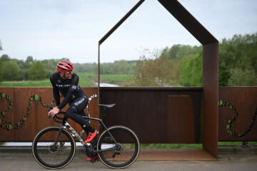 Wielrenner Sven Nys kijkt achterom op zijn fiets aan de brug in cortenstaal in Betekom
