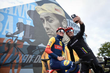 Wielrenner Sven Nys maakt een selfie met zoon Thibau Nys aan de muurschildering van wielrenner Eddy Merckx