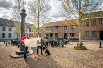 Wandelaars bekijken kaart op dorpsplein Gaasbeek