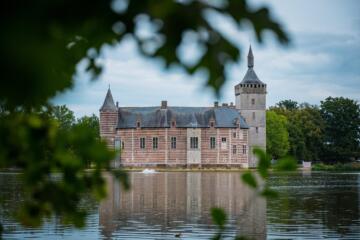 Kasteel van Horst weerspiegelt in de vijver