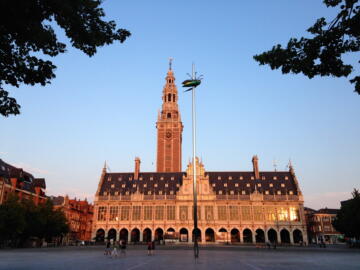 Universiteitsbibliotheek in avondzon