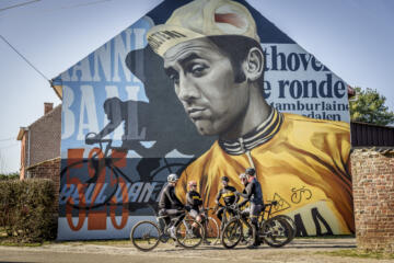 Monumentale muurschildering van Edd Merckx in gele trui